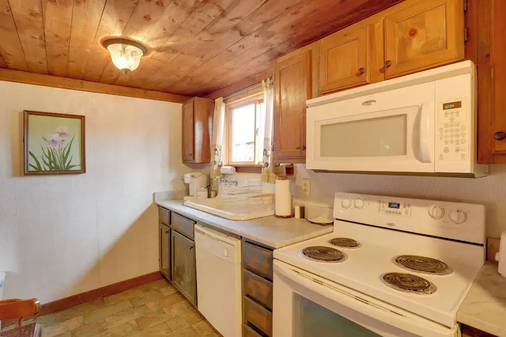 Scenic Hot Springs Retreat Near Appalachian Trail!