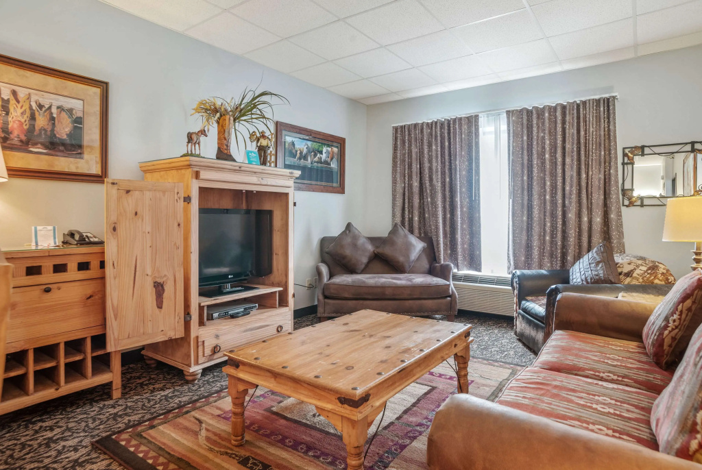 Elevation Inn & Suites, Trademark Collection by Wyndham Downtown Rapid City- Walking Distance To The Monument