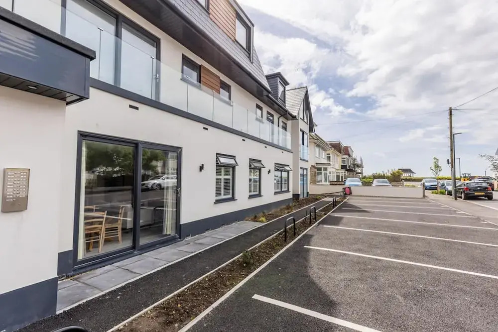 Modern 2bed Flat, Parking, Close to Beach & Shops