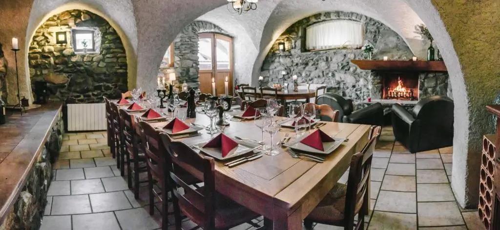 Ski Peak - Chalet Rostaing - Incredible vaulted ceiling dining room and breathtaking garden