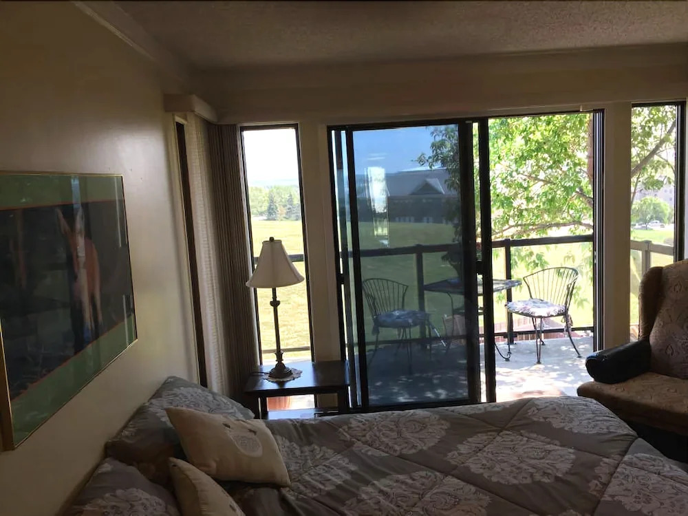 Calgary City View by Elevate Rooms