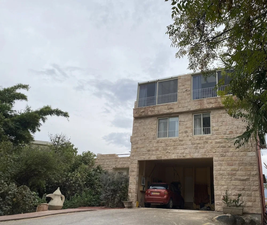 יערה בכפר קרוב לנחל