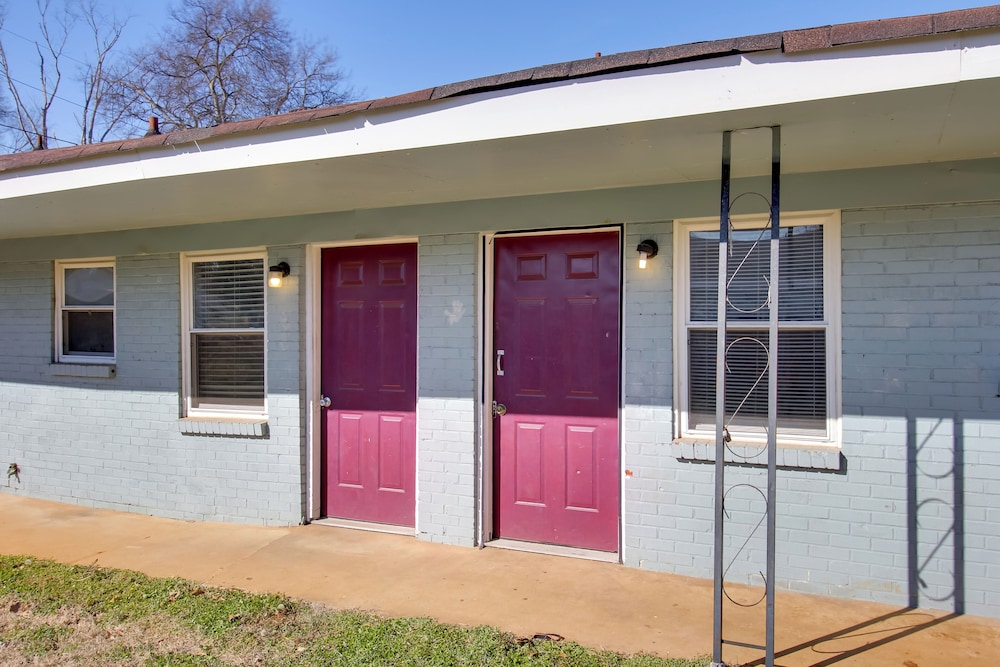 Huntsville Studio w/ Workspace Near Downtown
