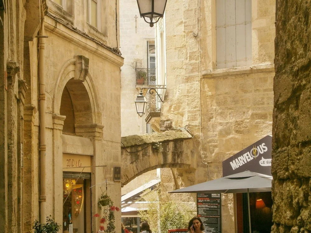 Near Montpellier, Apartment in Le Crès w/ air con & Wifi Minutes to Be