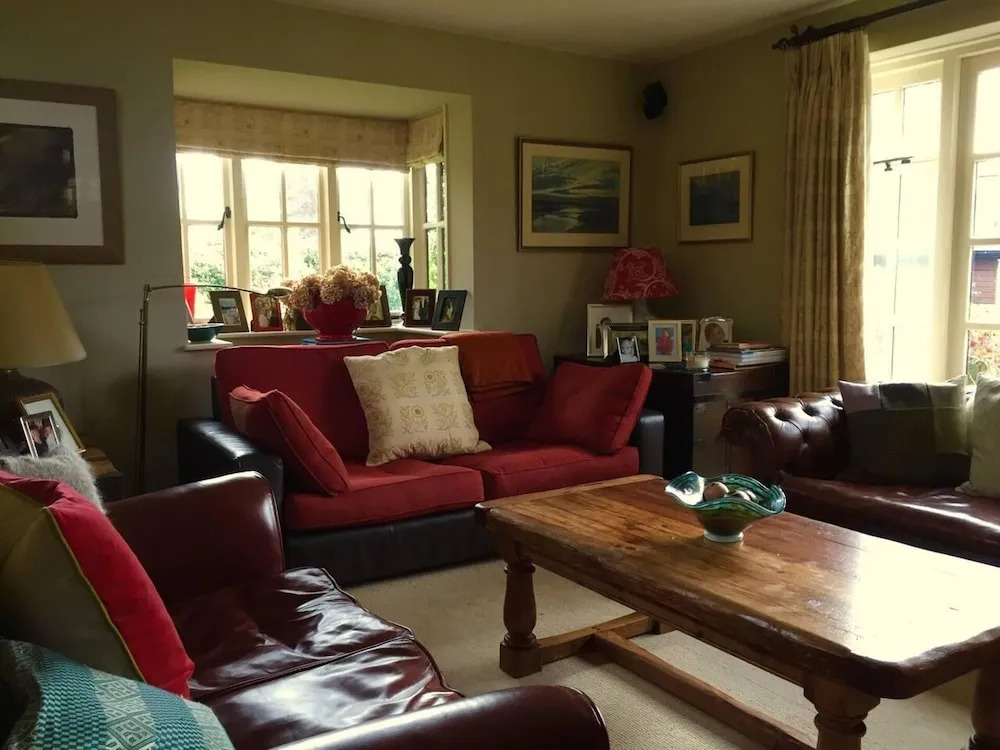 Lovely 4-bed House in Village of Sandhurst