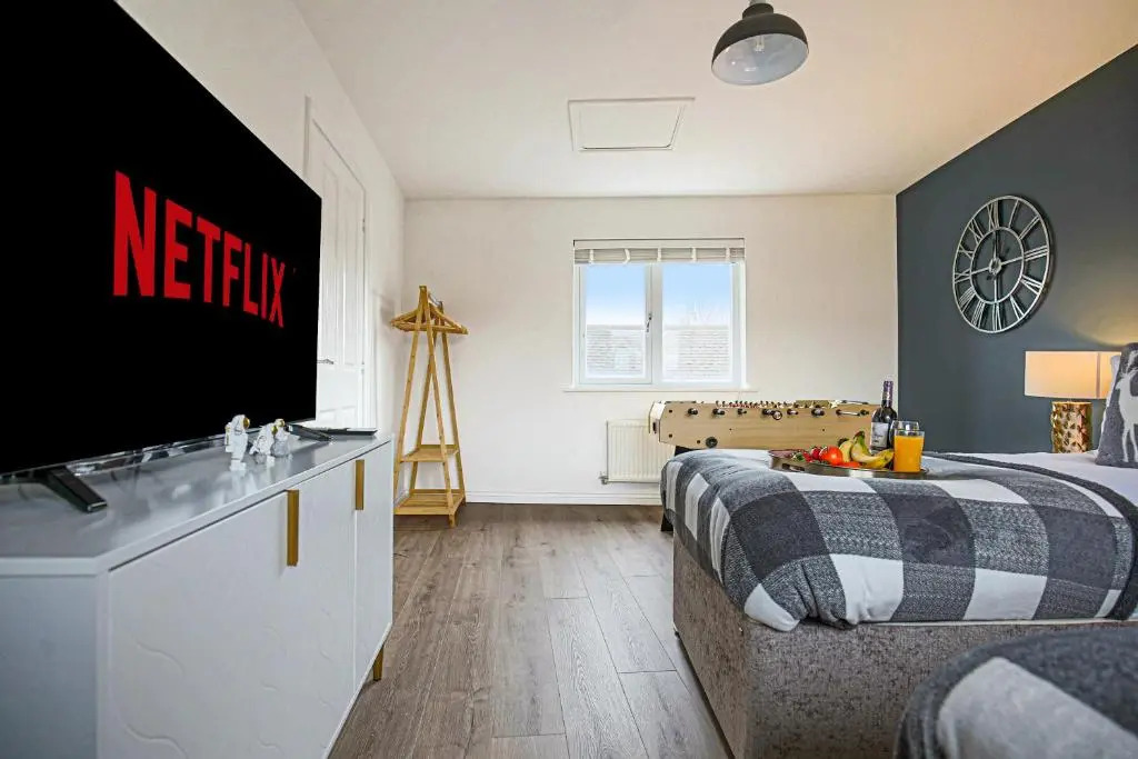 Luxury 5 Bedroom 3 Bathroom House with Smart TVs, Super Fast Wifi, Free Parking and Garden by Yoko Property