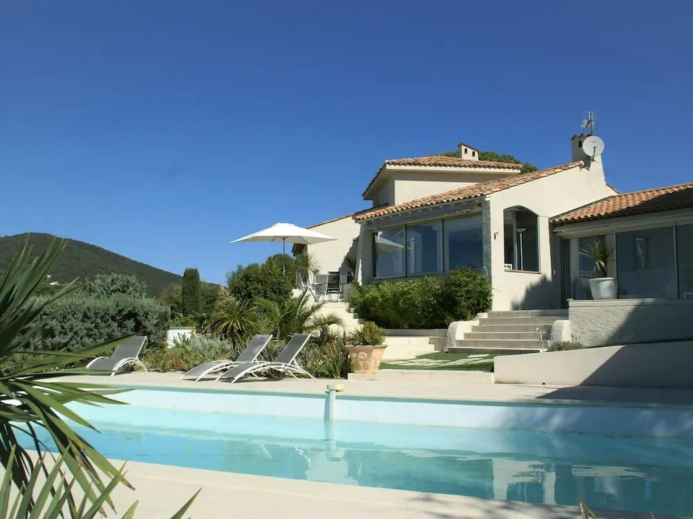 Ideally Located Villa at Ste Maxime, Beautiful sea View, air Conditioning and Large Garden