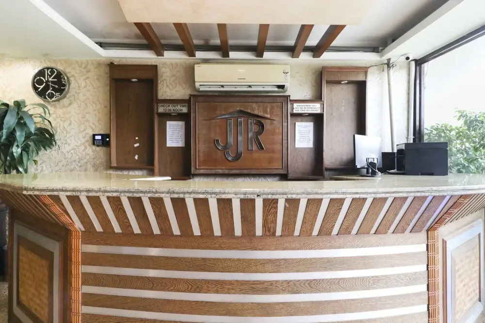 Capital O 5438 Hotel Shiraaz-2