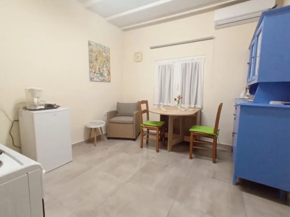 Astrihome - 2 Beautiful Small Apartments on top of Each Other Ideal for 5 Guests
