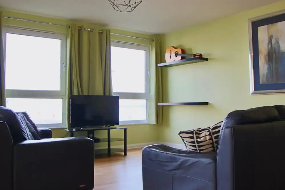 Modern 3 Bedroom Property Near Edinburgh Harbour