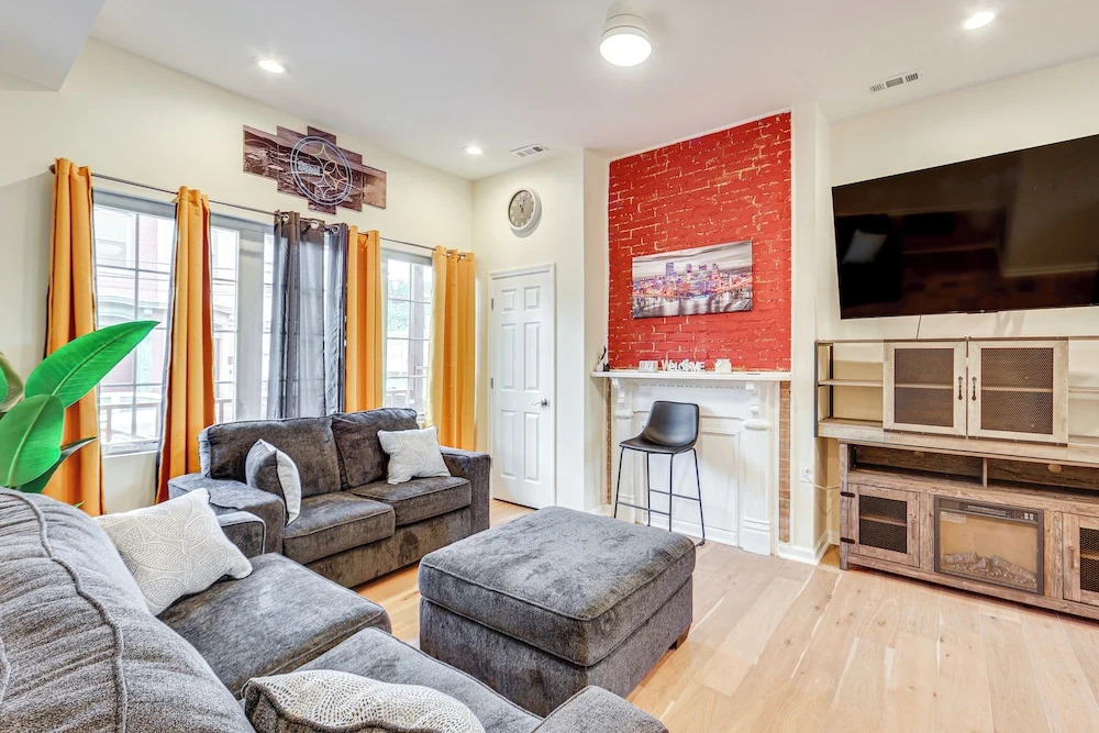 Pittsburgh Home w/ Skyline Views: Walk to Stadium!