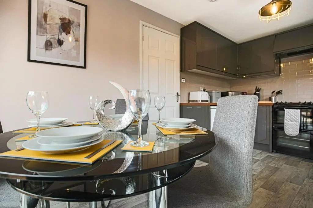 Pannier House - Central MK - Free Parking, Garden, Smart TVs with Netflix by Yoko Property