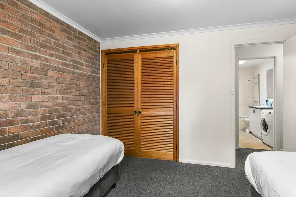 2-bed Townhouse Retreat in Sandy Bay With Parking