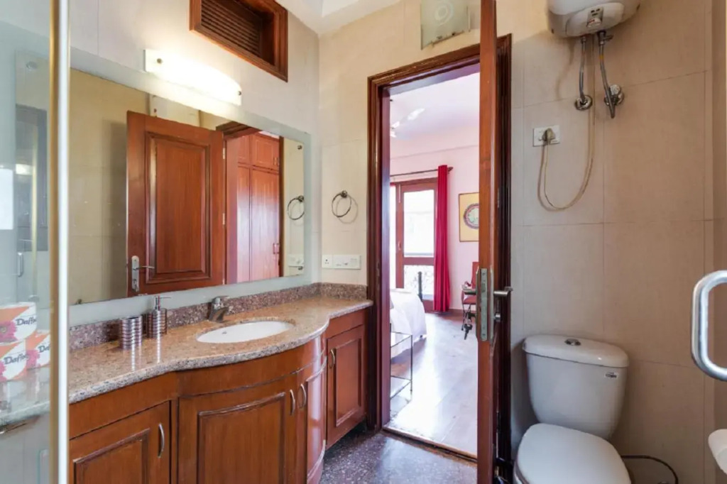 Hostie Aarna-4 BR apt near Moolchand/Apollo, S. Delhi