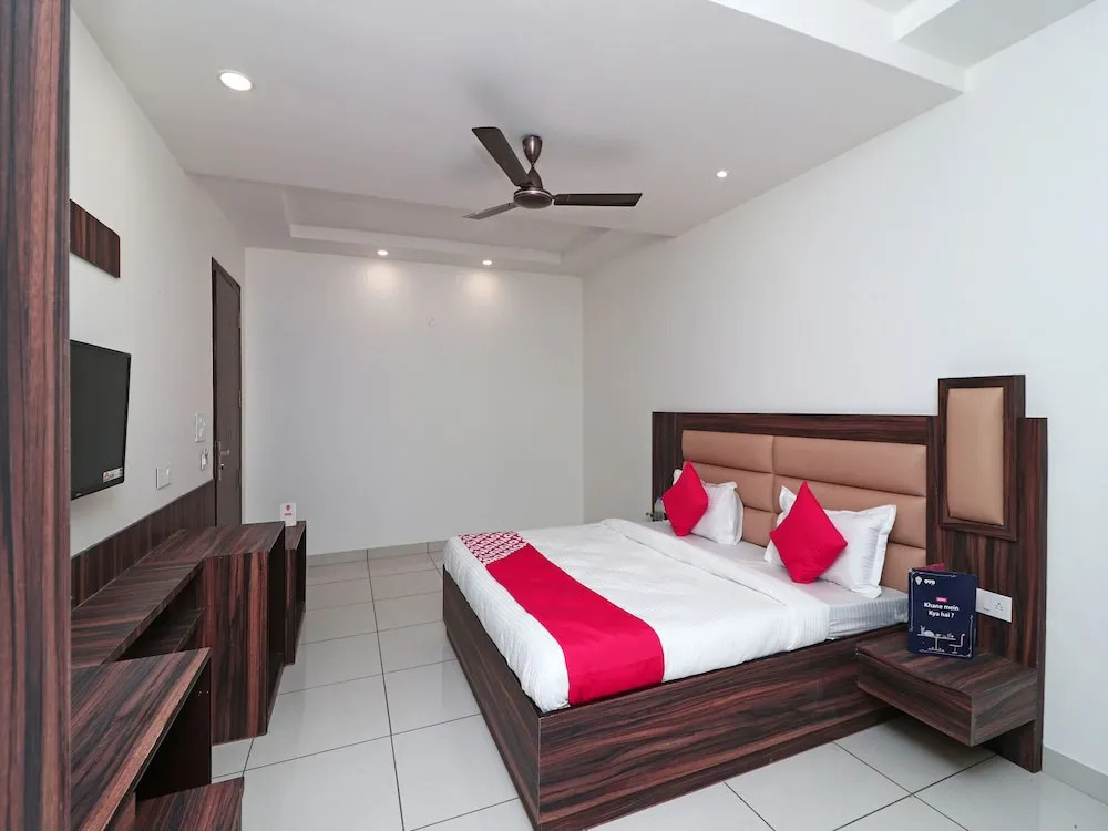 OYO 15116 Woods Inn
