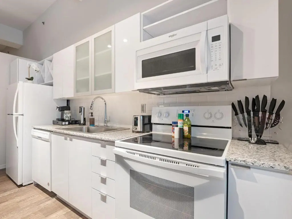 Heart of Downtown with Amazing Amenities steps from Nightlife 503