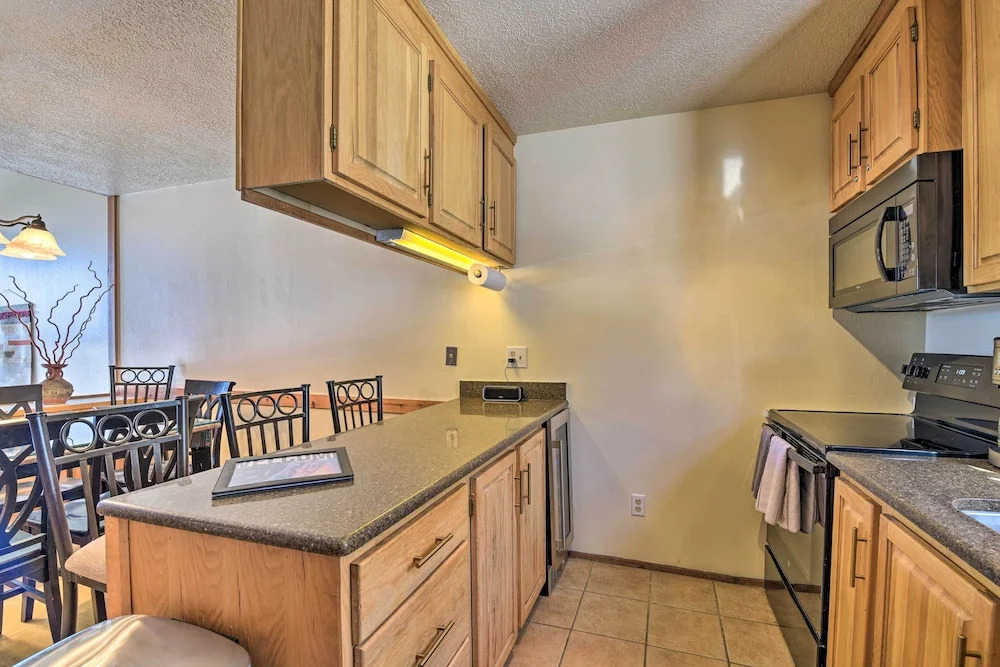 Warm Townhome w/ Sauna at Angel Fire Ski Lift