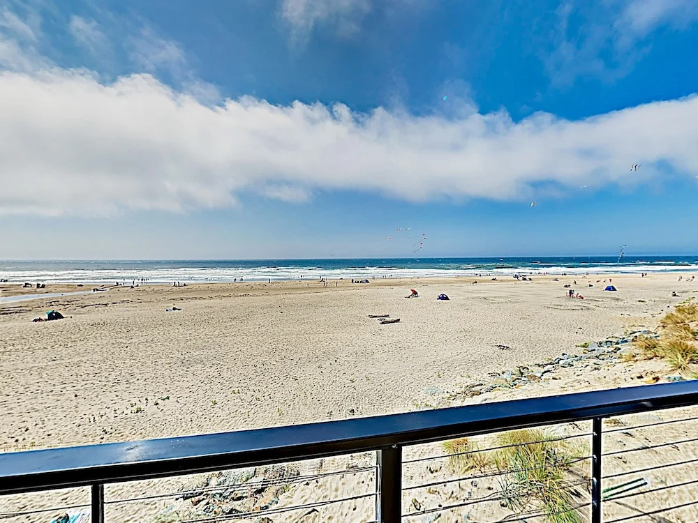 145 Rockaway Beach - 1 Br Condo