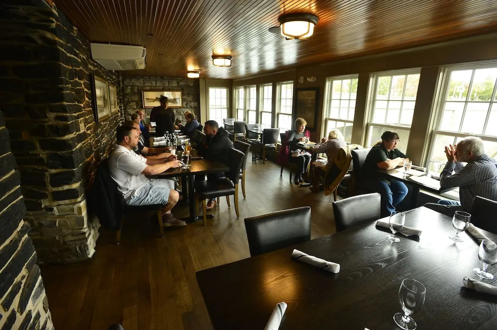 Farmer's Creekside Tavern & Inn