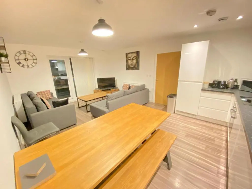 3 Bedrooms doubles or singles, 2 PARKING SPACES! WIFI & Smart TV's, Balcony