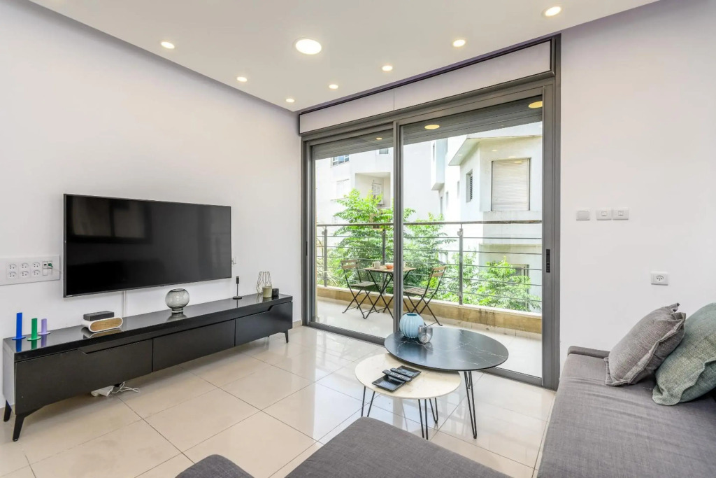 Very nice 1 BDR apartment 2 min from the beach !