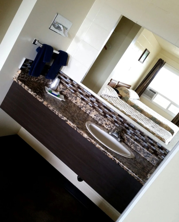 Side Trax Inn