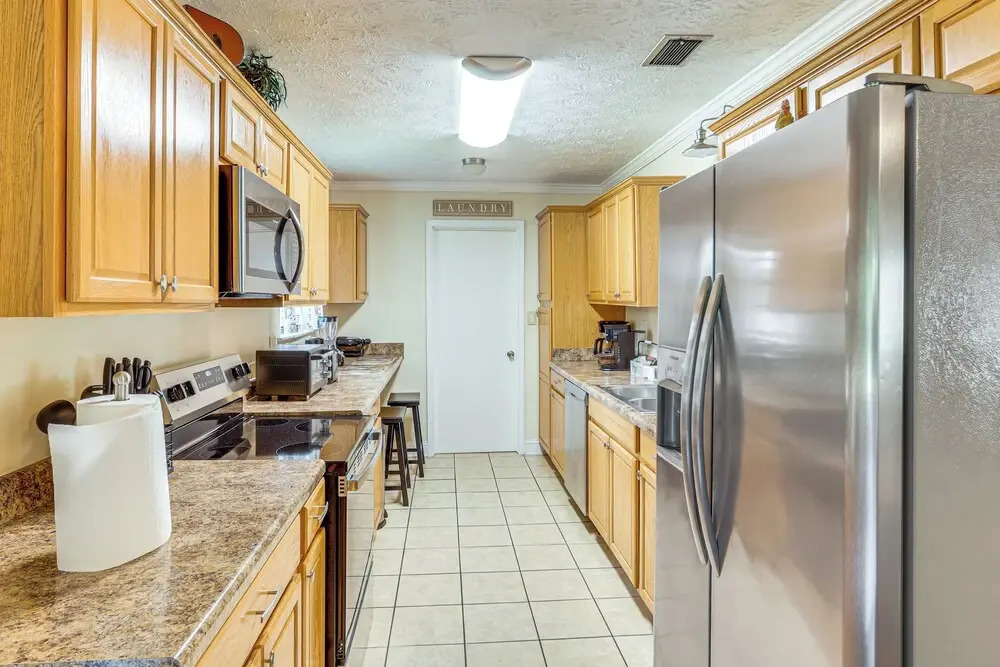 1 Mi to Dtwn Waycross: Home w/ Furnished Porch
