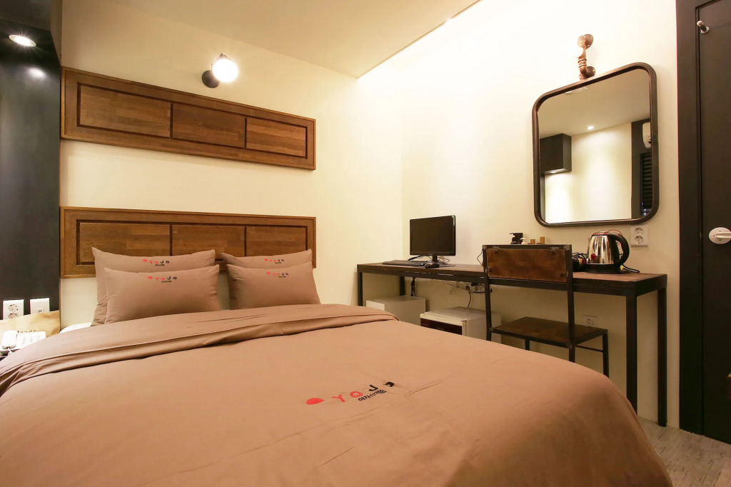 Achasan Station Wall Hotel