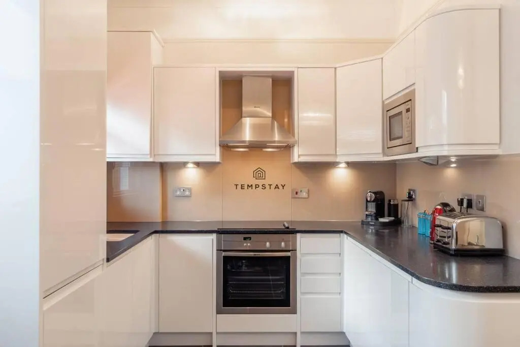 5 Min To Castle & Shops - Charming Character Home