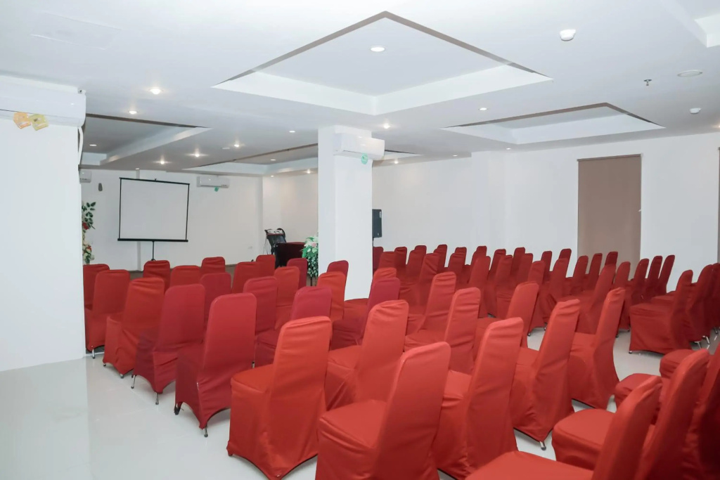 RedDoorz Plus At Grand Sayang Park Hotel Makassar