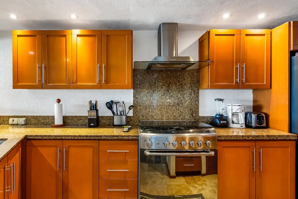 Beachfront 4th-floor Condo With Views, Outdoor Pool, Balcony, W/D & Central AC