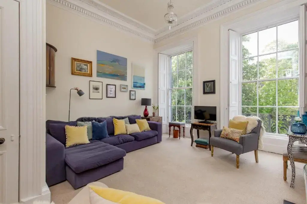 325 - Delightful 2 bedroom apartment situated in typical 18th century square