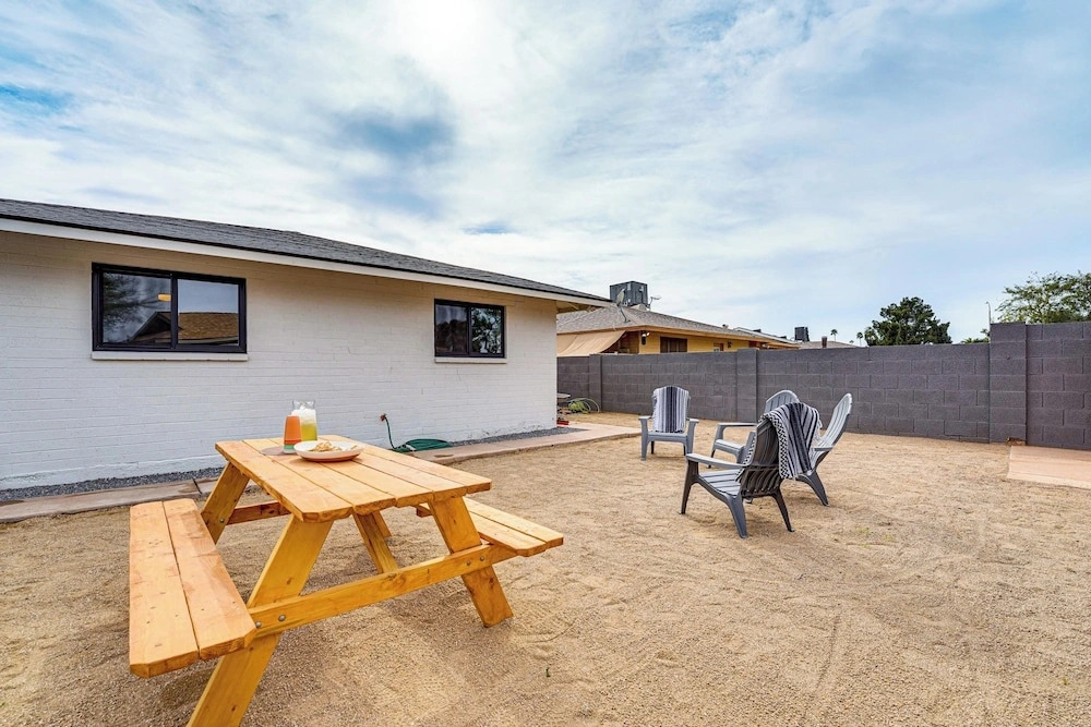 Private Pool & Yard: Tempe Family Gem Near Asu