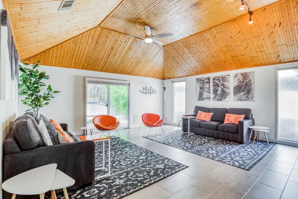 Charmer Close To Dt Austin- Large 4bd/3ba + Hottub 4 Bedroom Home