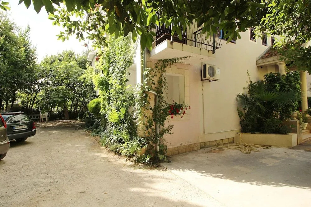 Apartments and rooms Eugenia