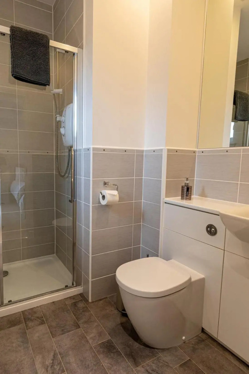 Hedgefield House - Serene Top Floor Flat