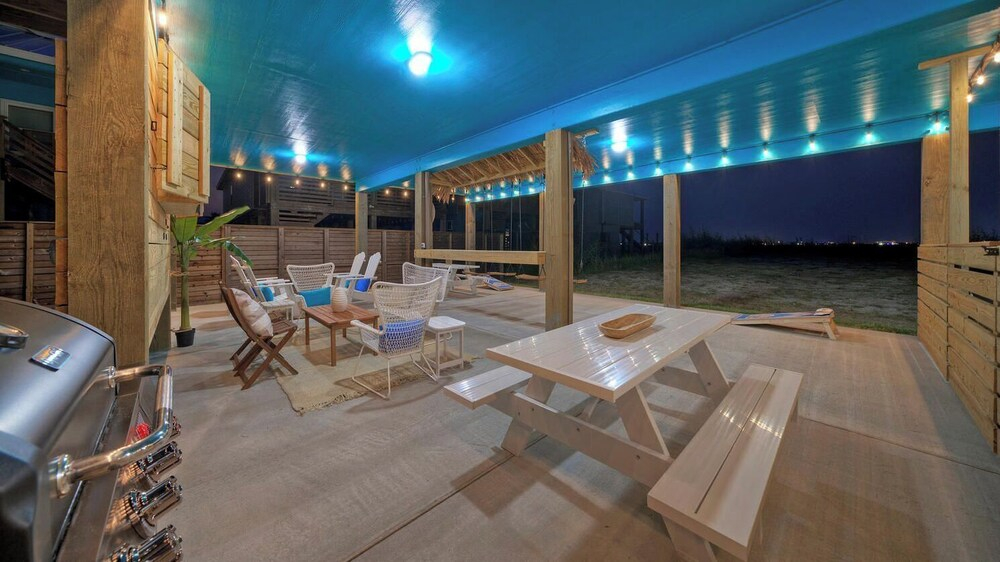 Sleeps 24 2 Homes, Priv Pool, Swing Bar, Patio Lounge Near Nature Preserve