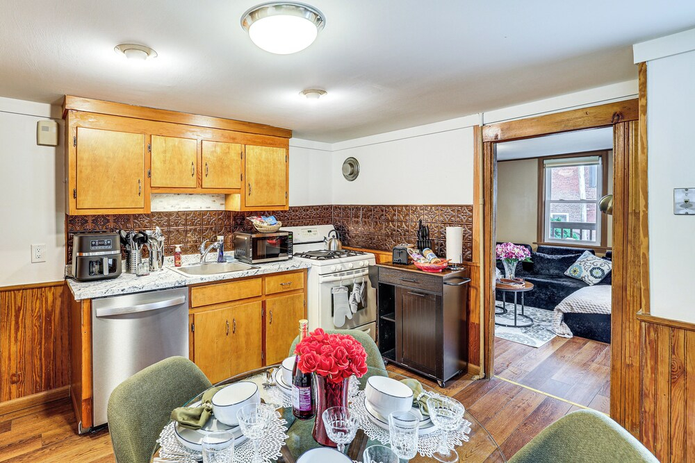 1 Mi to Main St: Riverside Torrington Apt w/ Yard