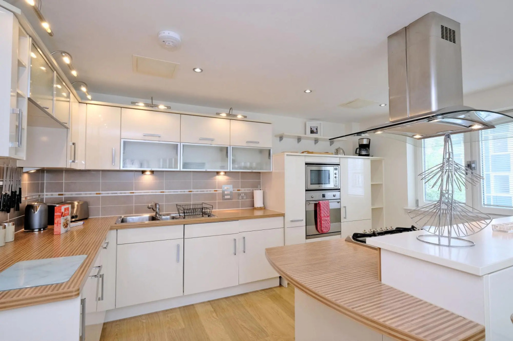 Deluxe and Secure Apartment Close to Aberdeen City Centre