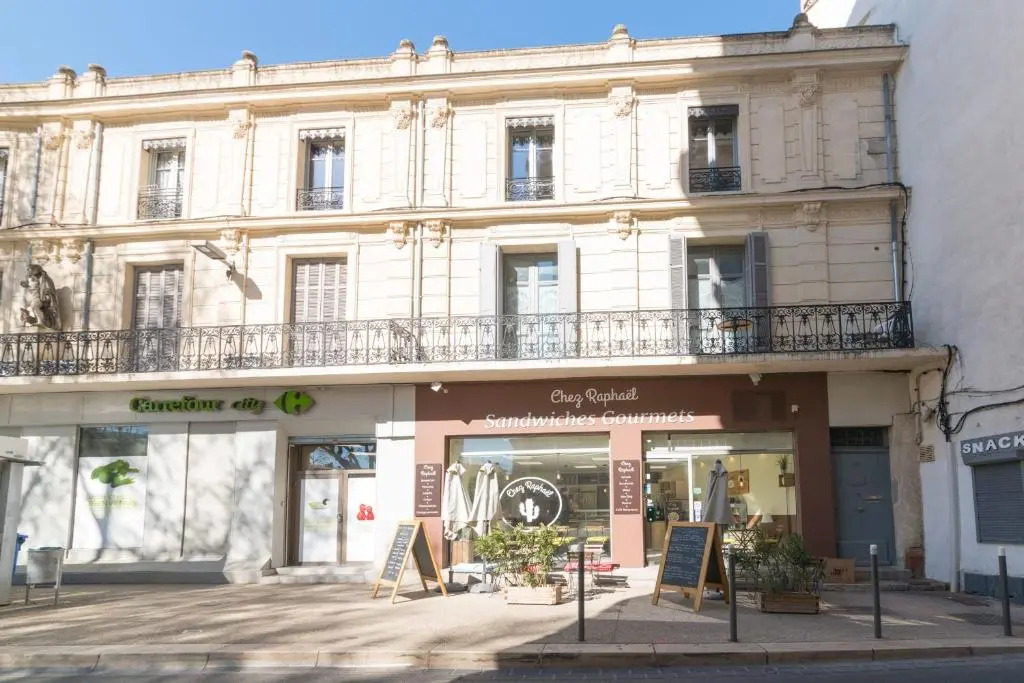 Elegant 2br with 2 bathrooms and AC close to Les Halles dAvignon Welkeys