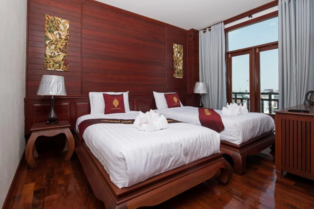 Manorom Chateau Hotel