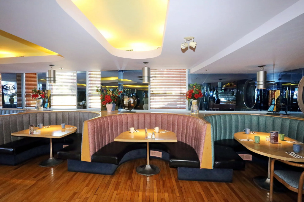 James Bay Inn Hotel, Suites & Cottage