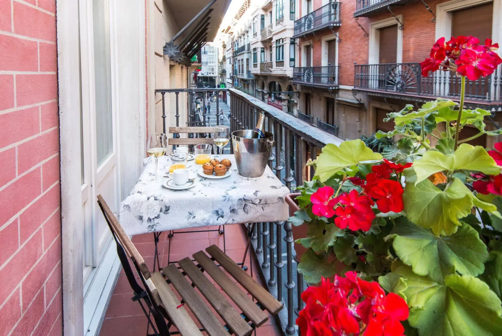 Heart of Pamplona Apartments III by clabao
