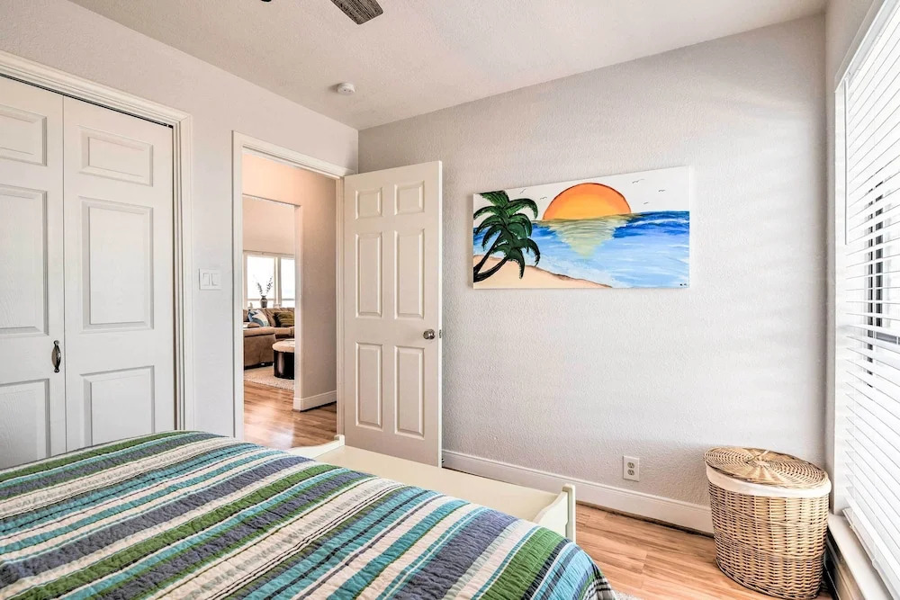 Walk to Ocean: Coastal Home in Crystal Beach!
