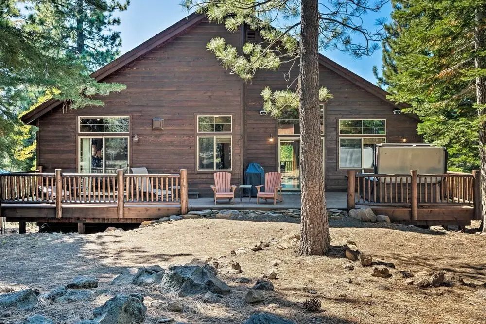 Truckee Escape w/ Hot Tub Near Ski Resorts