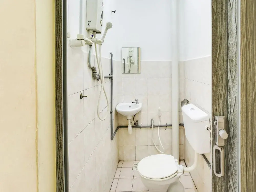 OYO 89615 T Family Hotel