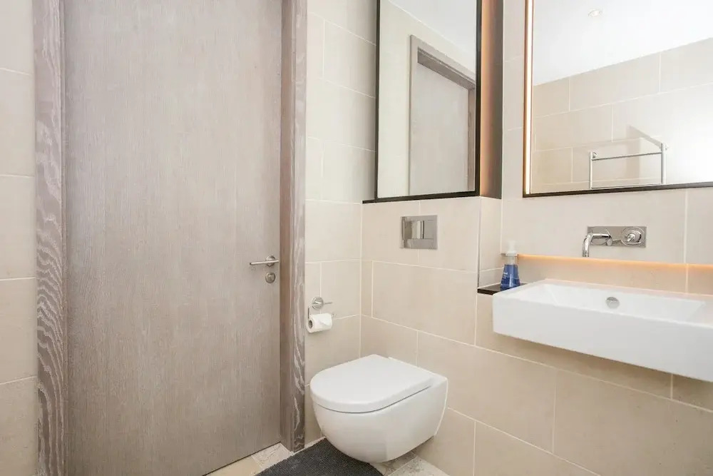 Modern 1 Bedroom Apartment With Balcony
