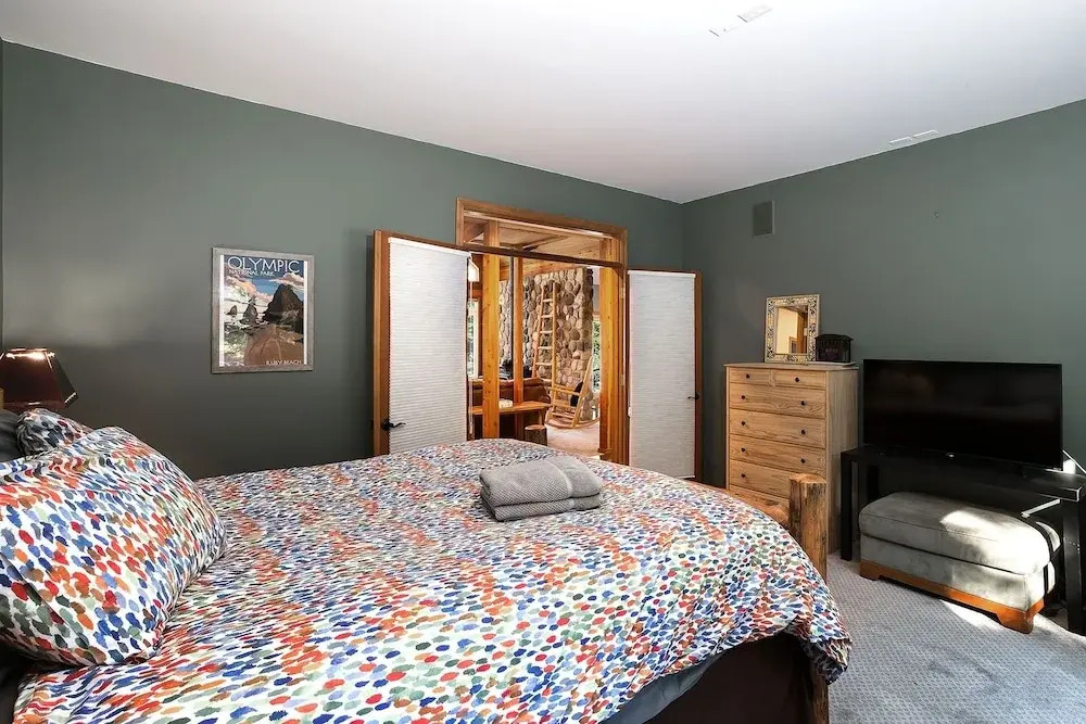 Riffle River Lodge 3 Bedroom Home by NW Comfy Cabins by RedAwning