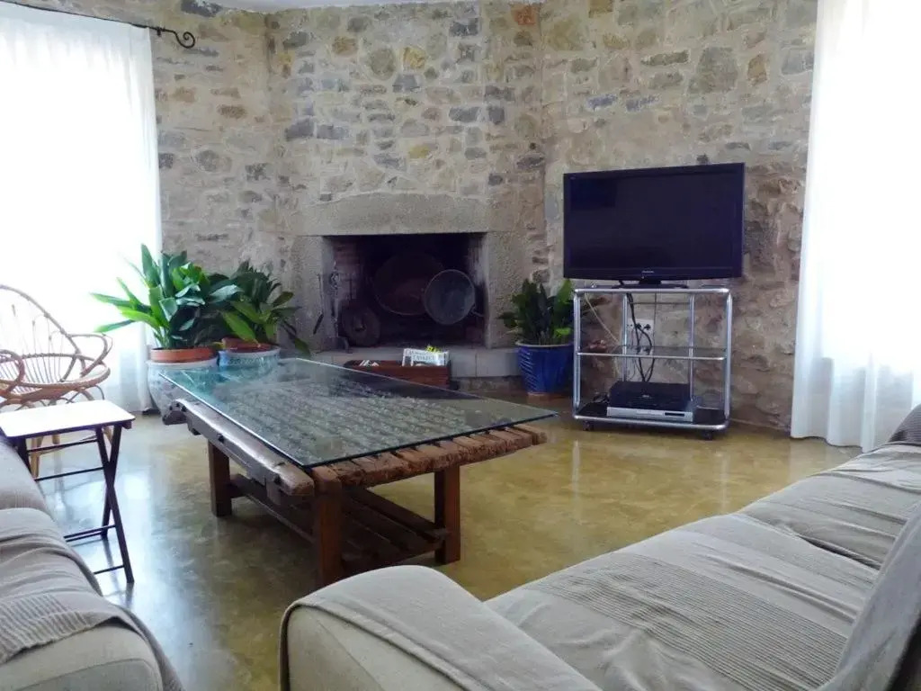 Villa with 4 bedrooms in Torroella de Montgri with wonderful mountain view private pool enclosed garden 700 m from the beach
