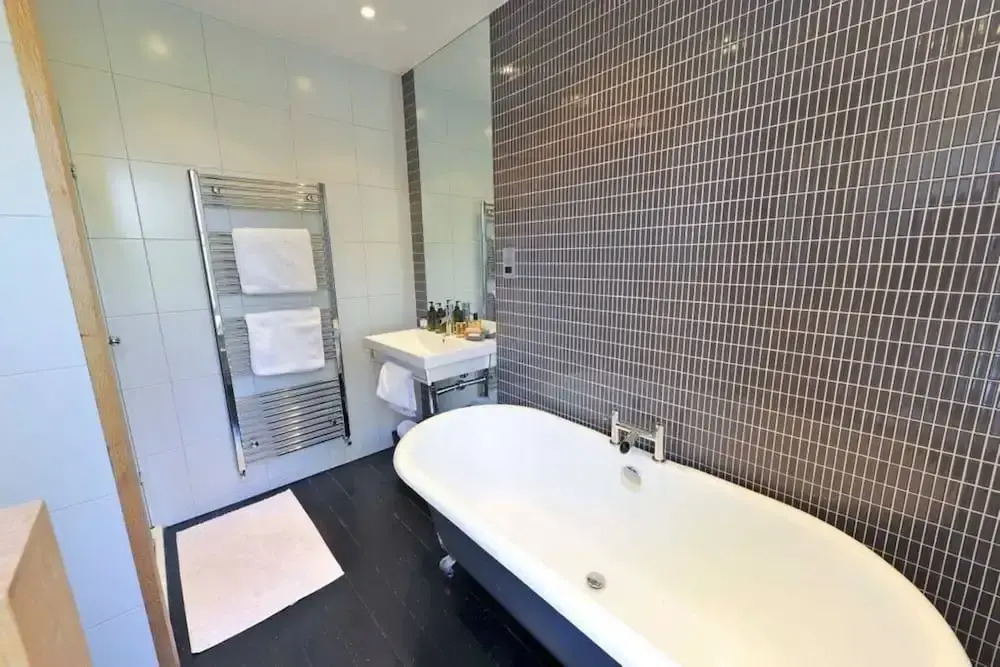 Newly Renovated 3 Bedroom Flat with Terrace